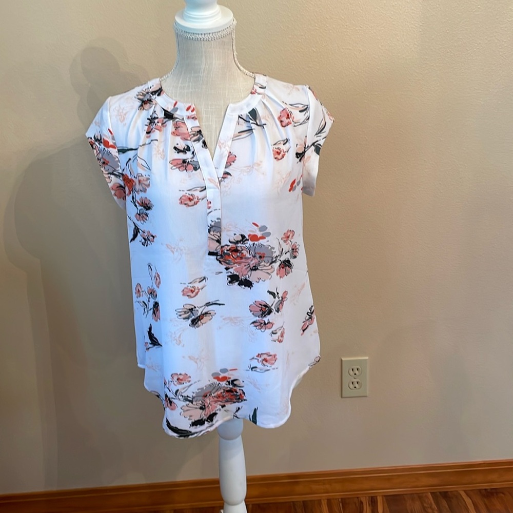 fun2fun V neck cap sleeve floral blouse, size small, very good used condition